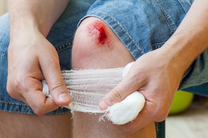 http://medicinsk.net/wp-content/uploads/2020/12/wound-on-the-knee-being-treated.jpg