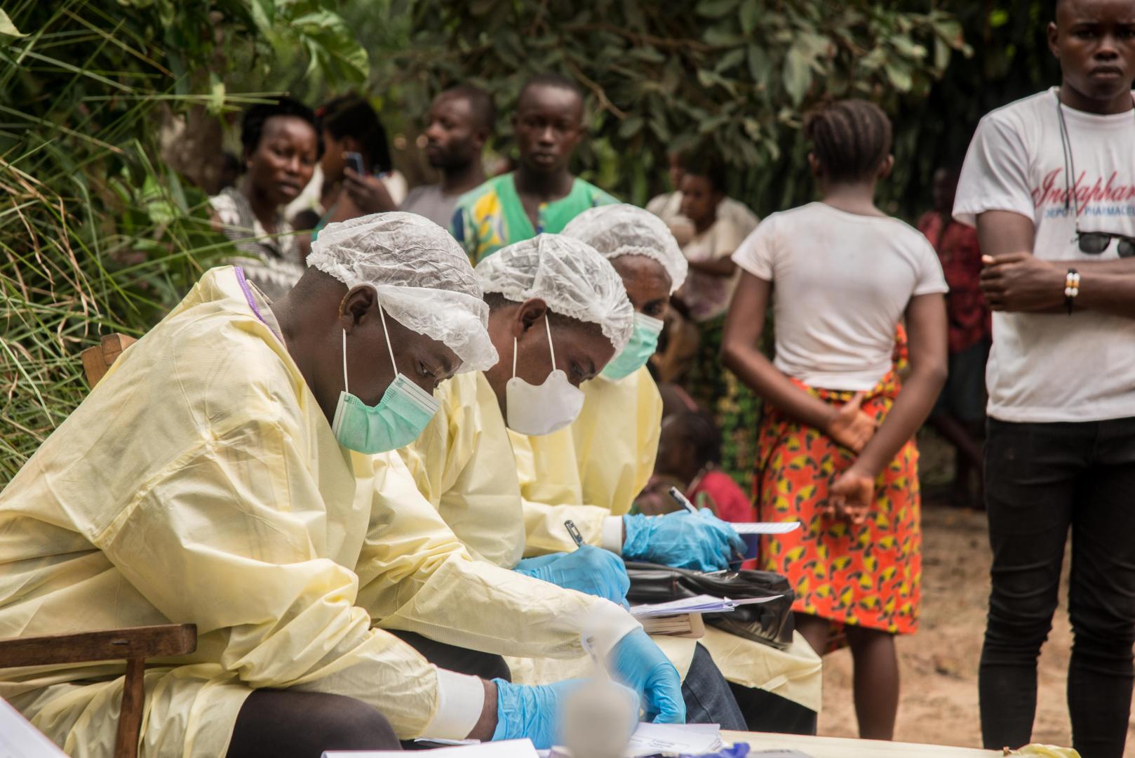 Läkararbetare förberedde och desinficerade ett hus i Moto, Bikoro, Equateur-provinsen, Demokratiska republiken Kongo, efter upptäckten av ett bekräftat fall av Ebola.
